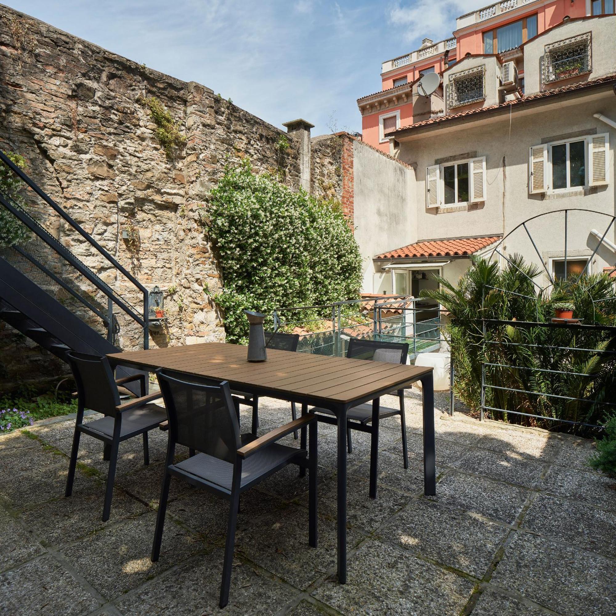 Апартаменты Giardino Segreto, In Centro Триест Экстерьер фото